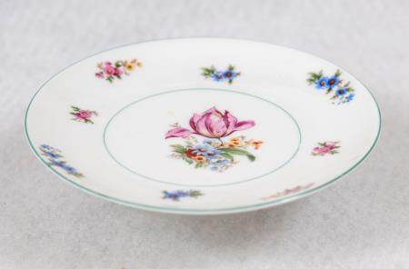 Krožnik s cvetličnim motivom, 1. pol. 20. st., porcelan.